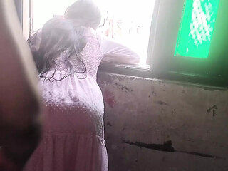 Pati ghar pe nhi tha bhabhi apne parosi ko bula kar chudbai