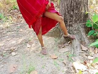 village bhabhi jungal me chudwane ke liye gayi