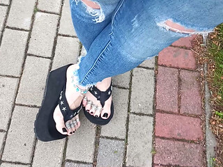 Sexy feet in black platforms, toe rings & anklets + ripped jeans