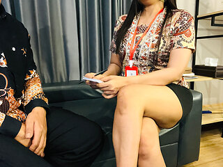 Beautiful banker who is kind to customers is willing to give free pussy