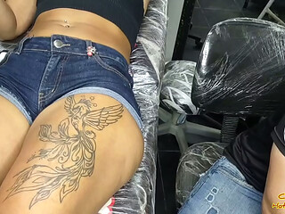 Cliente surpreende tatuador com propostas indecentes em S&atilde_o Paulo, v&iacute_deo completo no RED