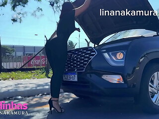 Caminhoneiro Dotado Fode bucetinha de Asi&aacute_tica SAFADA no meio da estrada ao parar pra ajudar a Japonesa Gostosa - Lina Nakamura - John Coffee