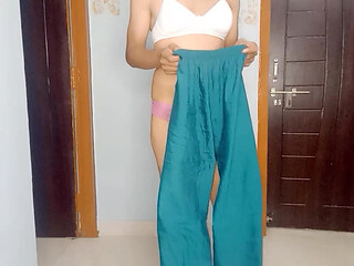 Desi mummy ki pahni huwi dress ko pahan ke maje kiye