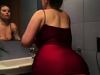 Webcam sex show featuring a brunette amateur MILF