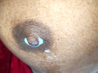 Hot bhabhi apne books se dudh nikali fir choudae ki
