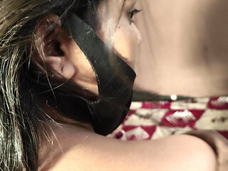 Rani ko ghodi bana ke jor jor se choda aur chute pani nikal diya