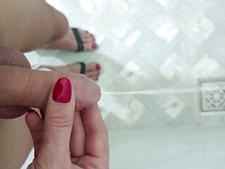 Alise Pee and Shows Beautiful Feet and Toes