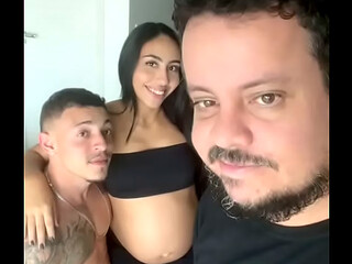 Comeu a gravida gostosa na frente do marido corno