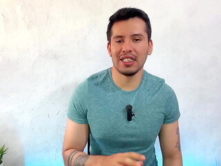 Camionero maduro casado dotado pre&ntilde_a al empleado de la nomina del trabajo !! lo convierte en su amante . Relato sexual