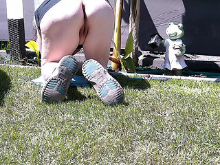 Hot German MILF SimoneLive1 Naked Behind Hedge - Amateur Outdoor Peeping