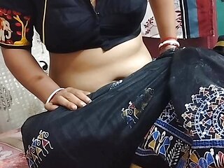 Bhabi black saree me chut dikha rahi