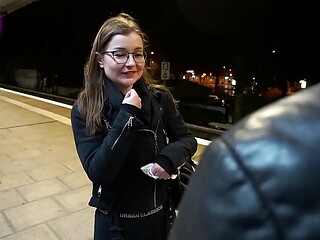 Deutscher TinyEmily von Kontrolleur der Bahn gefickt und Fotze besamt