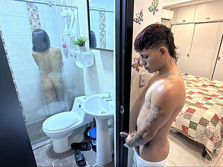 I take advantage of the fact that my stepsister showers with the door open to take it delicious and come in it.