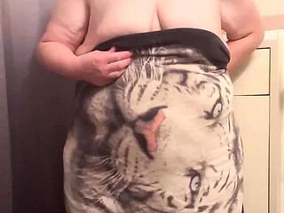 Sweetie takes her boyfriend for a bedtime ride