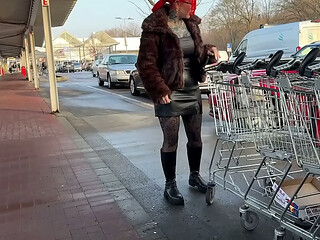 Praktikant (18 ) aus dem Supermarkt darf blank ins MILF Loch ! Droht ihm jetzt der Rausschmiss?