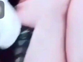 Amateur Asian babe gets fucked with sextoy on cam