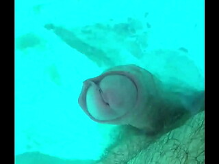 Je jouis dans la piscine sans les mains