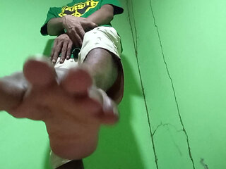The handwork massage kisses the hairy feet up close. Hello Internetfamus