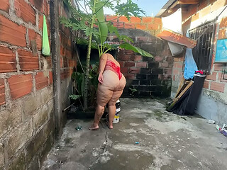MI VECINO ME FOLLA AL AIRE LIBRE CASI NOS VEN FOLLANDO SEXO MISIONERO