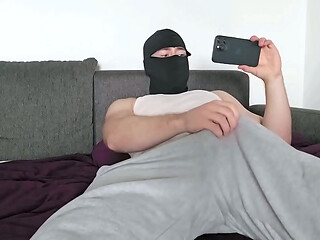 Fette Beule in grauer Jogginghose, Precum tropft durch