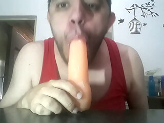 Chupando en juguete de mami 20
