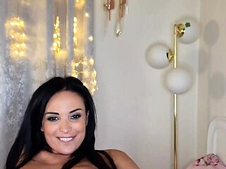 Big boob brunette masturbates on webcam
