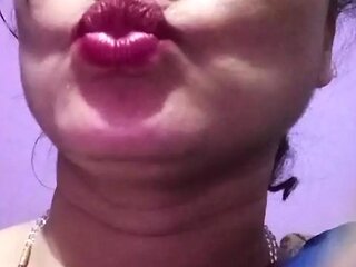 Indian bhabhi give sexy lips kisses to all her fans