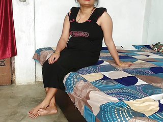 Parlour boy fucked desi indian bhabhi at home after giving her service