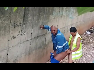 Trabalhadores v&atilde_o atr&aacute_s da obra fuder