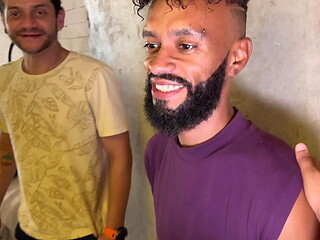 Garota infiel num menage a trois com homens mais velhos
