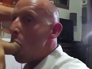Saugender Nachbar: Amateur-Blowjob von einem Muskelprotz