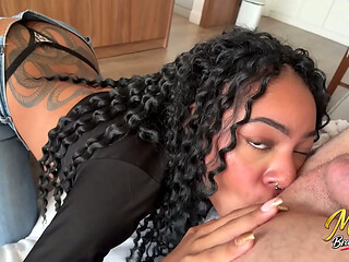 Brazilian Girl fode com gringo no pelo - Novinha gostosa brasileira cheia de tes&atilde_o recebe gringo pauzudo safado e fica com a buceta cheia de leite para o corno manso.