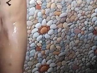 Girlfriend Naha Rahi Thi Aur Boyfriend Ne Video Banai