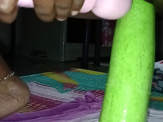 Bhabhi Ne chut ko phad Diya louki se