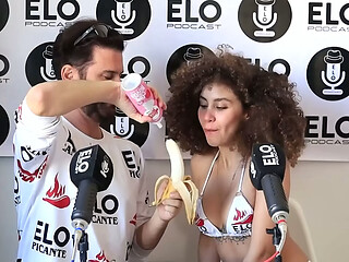 Beatrice Segreti se come toda la banana con crema