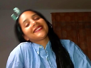 Colegiala recibe toda la leche en la boca despu&eacute_s de clases, succiona y masajea la polla con la lengua hasta lograr la garganta profunda !!! Incre&iacute_ble !!!