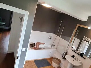 I Touch My Pussy in the Bath