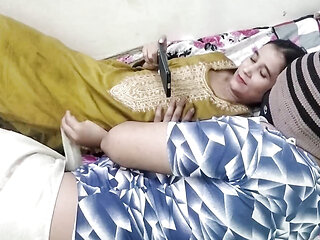 Desi bhabhi phone me porn dekh kar chodbai