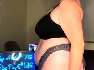 Brunette solo masturbation on webcam