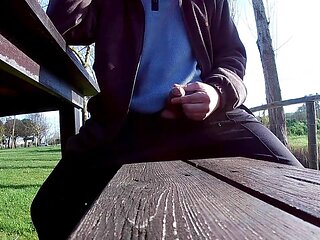 HADJOB IN A PUBLIC PARK WITH A BIG LOAD AT THE END