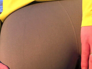 Teen Japanese Showing off Her PAWG Ass in Tight Leggings Outdoor