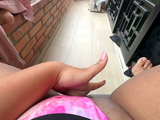 anoche estaba paseandome en calzones por el balcon y vi a mi vecino mirando para aca asi que decidi masturbarme esta ma&ntilde_ana a ver si salia y se animaba a venir, me puse bien caliente de imaginar