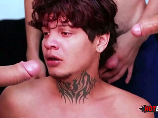 Sendo torado pelos pirocudos