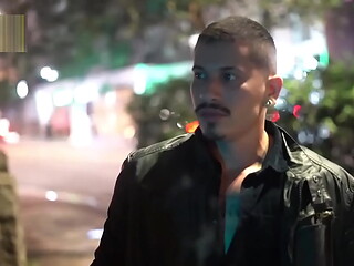 De bobeira na rua, um gringo me chamou pra tomar um vinho no AP dele. Gozamos gostoso. - Free