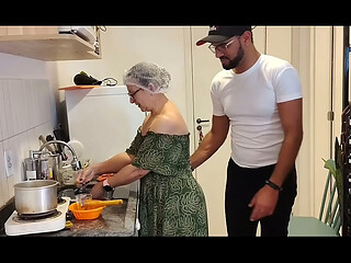 Vovozinha safada mostrando sua bunda linda branca