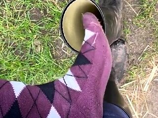 Amateur Foot Fetish Girlfriend Sucks and gives a Footjob