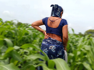 Desi gaon ki Bahu Makka ki khet mein Apne bade bubs dabakar chut mein ungali Dal Apne sasur Ji ko dikh rahi hai sasur ji Meri gand maar do a