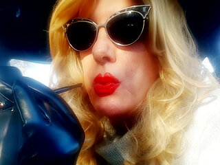 CAR SMOKER DOING IT WITH A MORE120 MENTHOL IN A CIGARETTE HOLDER - TG CD SMOKING