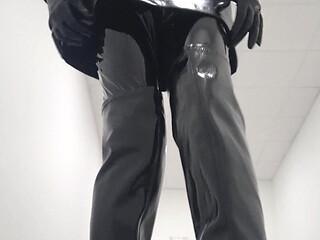 Tenuous in leather .