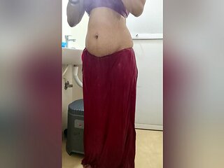 Desi Bhabhi Bathing New Viral Video